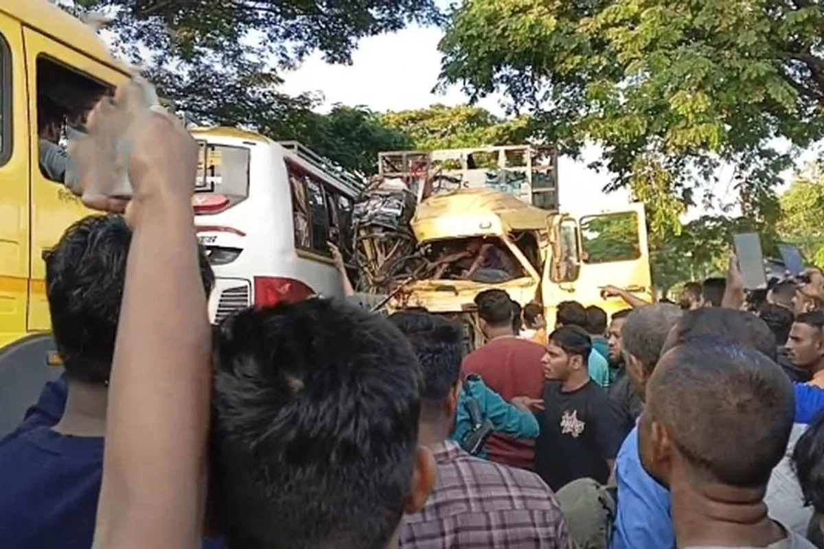 সিলেটে বাস-ট্রাকের মুখোমুখি সংঘর্ষ,আহত ১০