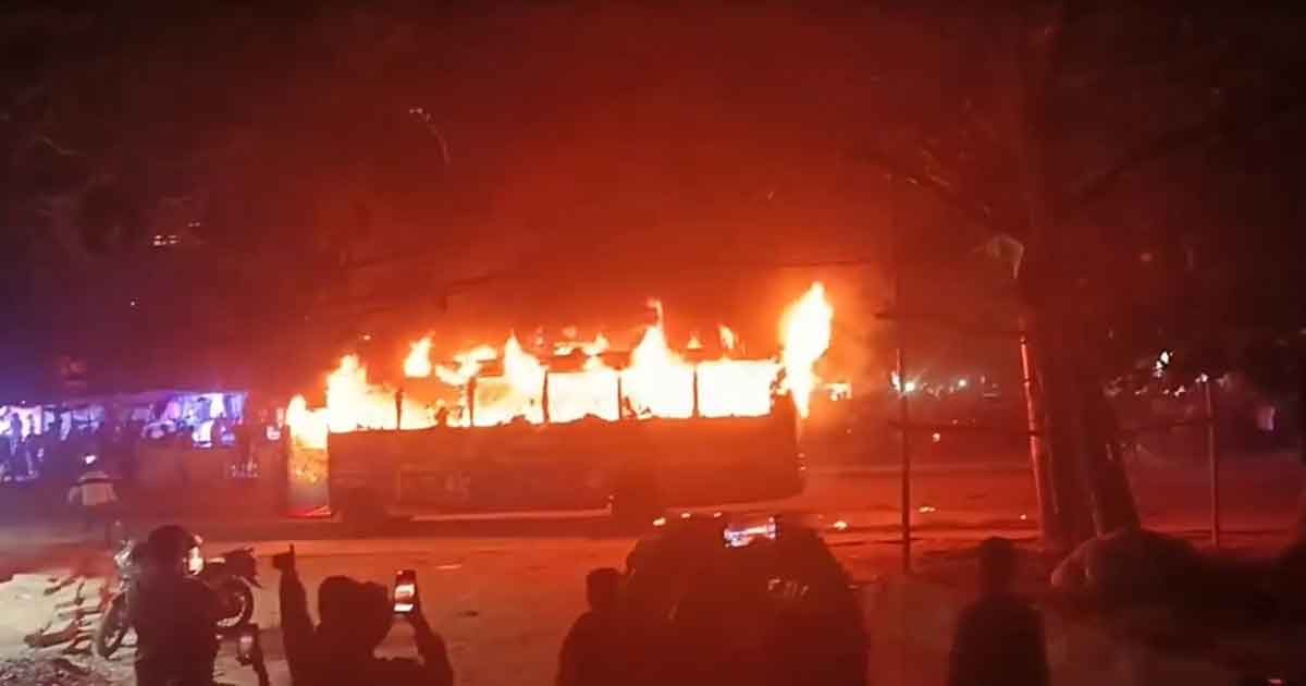 বাড্ডায় যাত্রীবাহী বাসে আগুন