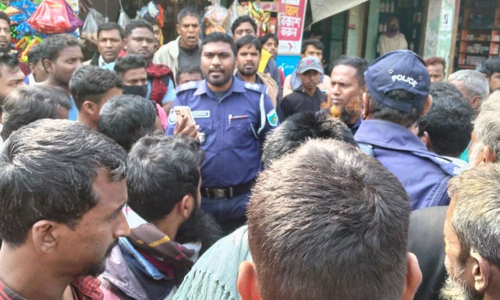 ঘুষ নেওয়ার অভিযোগে পুলিশ সদস্যকে গণপিটুনি