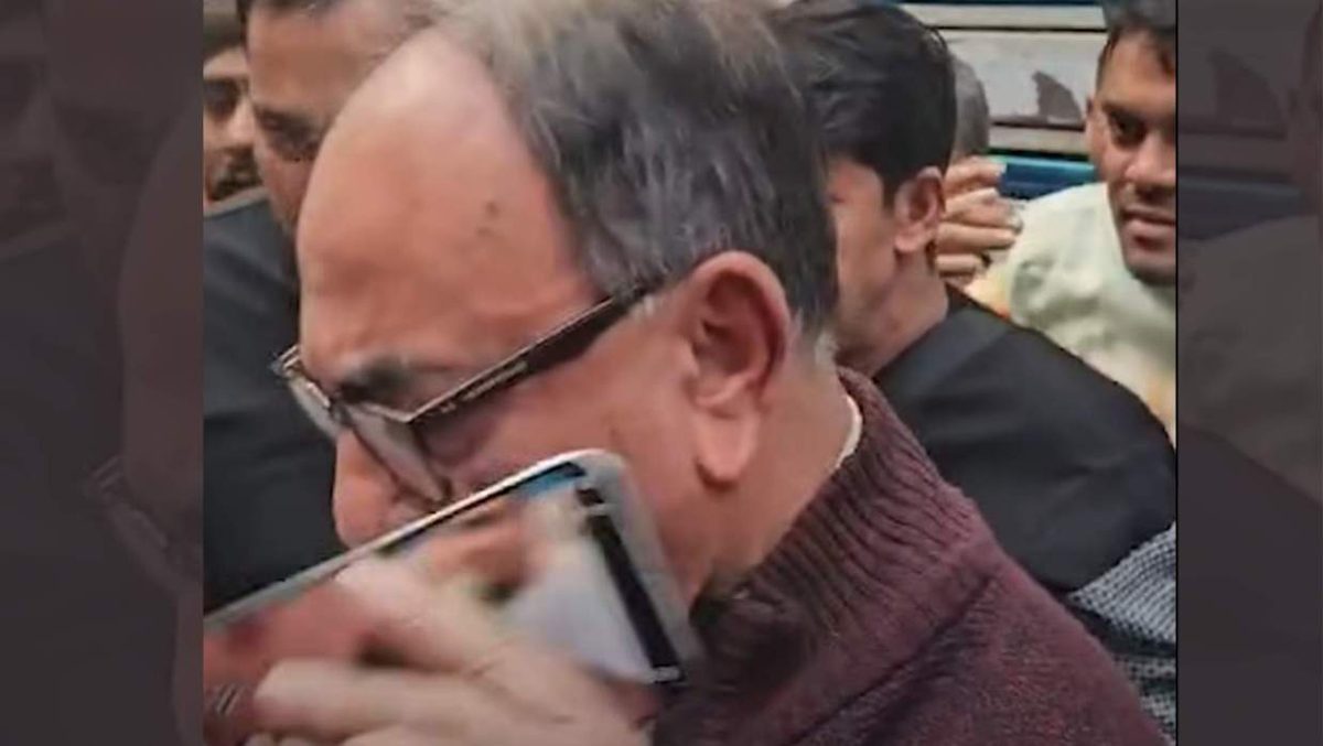 প্রশ্ন করায় সাংবাদিকের মোবাইল কেড়ে নিলেন মির্জা আব্বাস