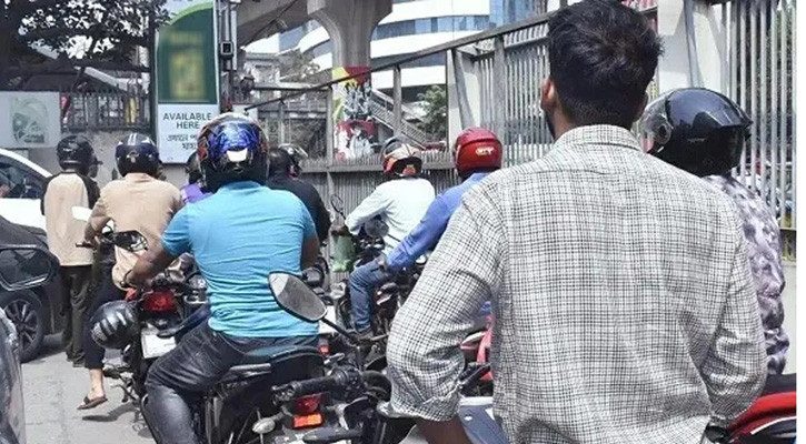 রাইড শেয়ার মোটরসাইকেলে দিনে মিলবে ৫ লিটার তেল