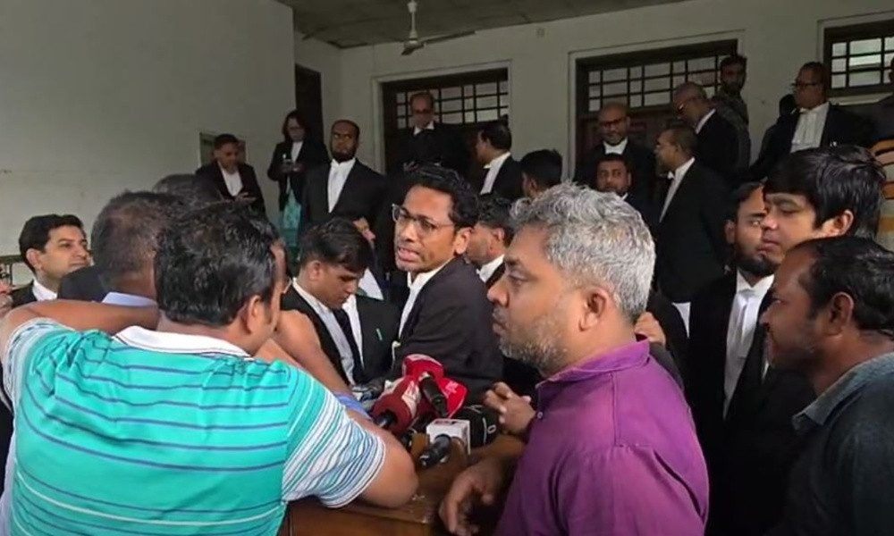 সুপ্রিম কোর্টে আওয়ামীপন্থী আইনজীবীদের বিরুদ্ধে বিএনপিপন্থীদের অবস্থান