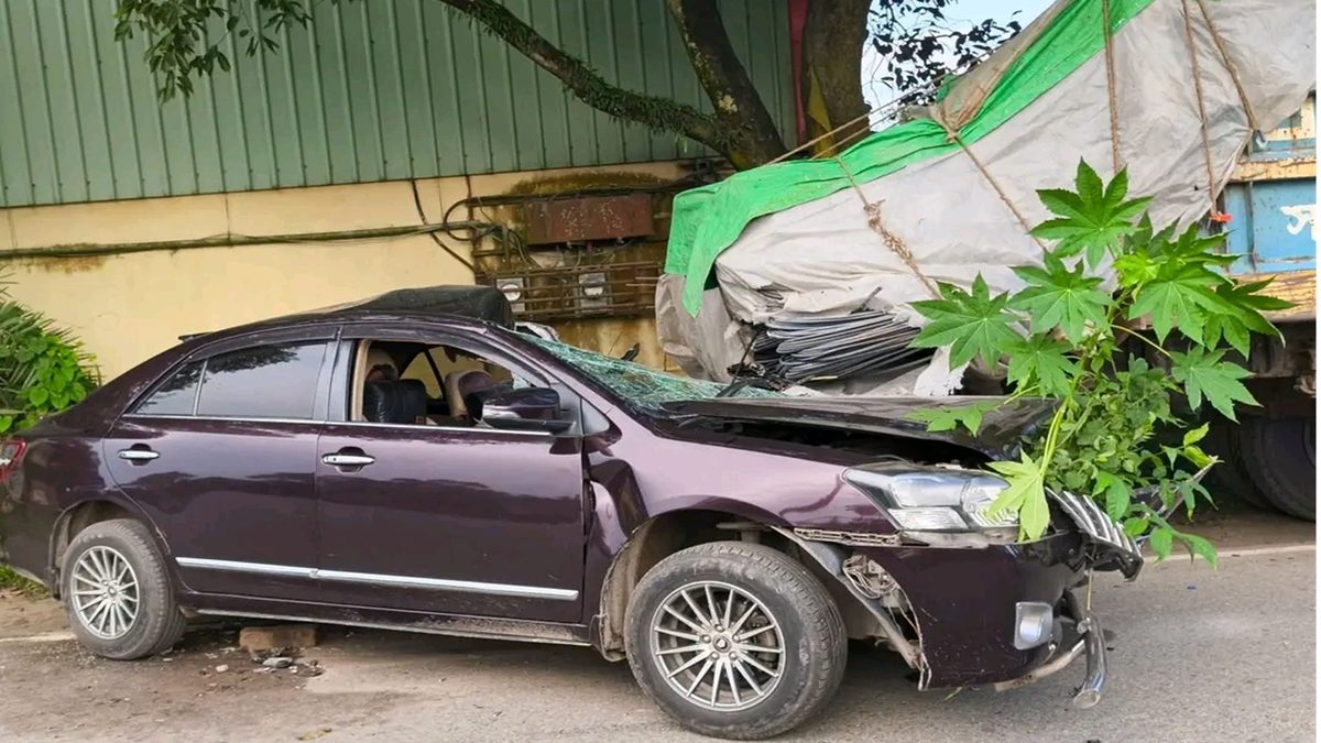 দাঁড়িয়ে থাকা ট্রাকে প্রাইভেটকারের ধাক্কা, প্রাণ গেল বিচারকের