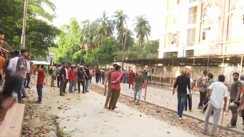 আন্দোলনকারীদের ওপর ছাত্রলীগের হামলা, আহত ২ শতাধিক