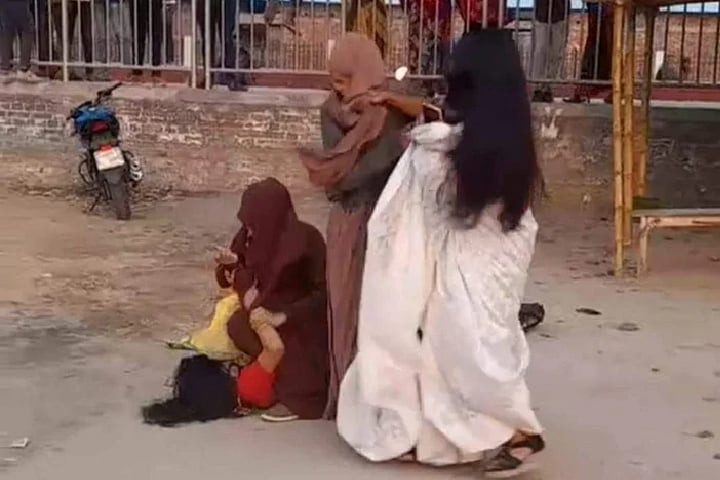 কলেজের সামনে ৪ তরুণীর মারামারি, ভিডিও ভাইরাল