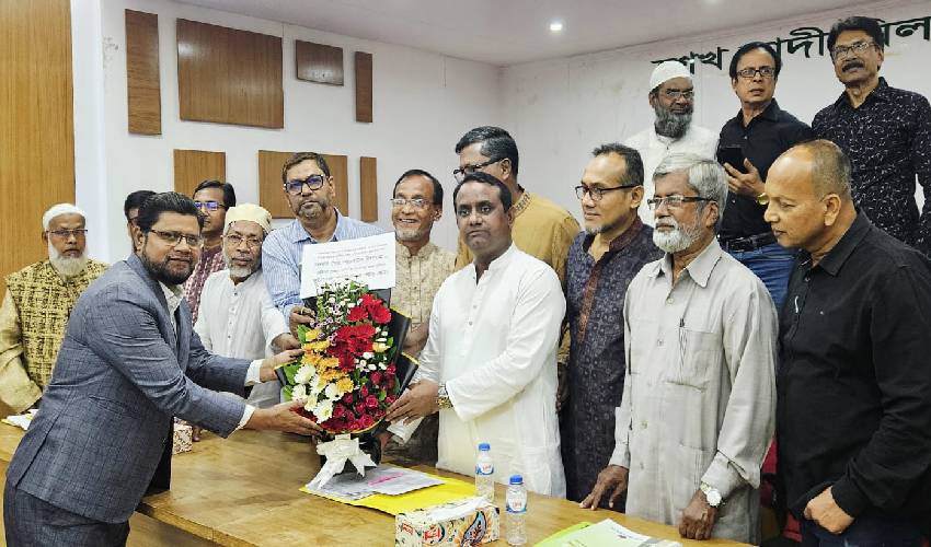 নবনিযুক্ত সহকারী অ্যাটর্নি জেনারেলকে কুষ্টিয়া জেলা সমিতি ঢাকার ফুলেল শুভেচ্ছা