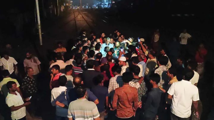 রাজবাড়ীতে ট্রেন আটকে বিক্ষোভ