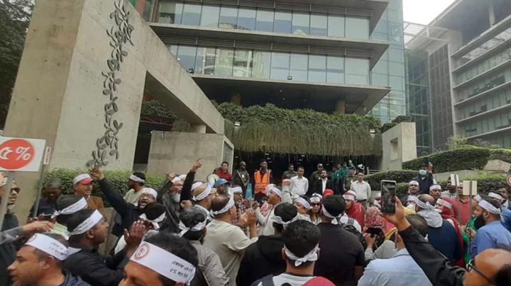 গ্রামীণফোন অফিসের সামনে বঞ্চিত কর্মীদের বিক্ষোভ