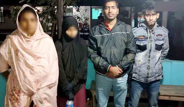 প্রেমের টানে উধাও হন দুই কলেজছাত্রী!