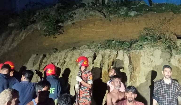 চট্টগ্রামে পাহাড় ধসে নিহত ১