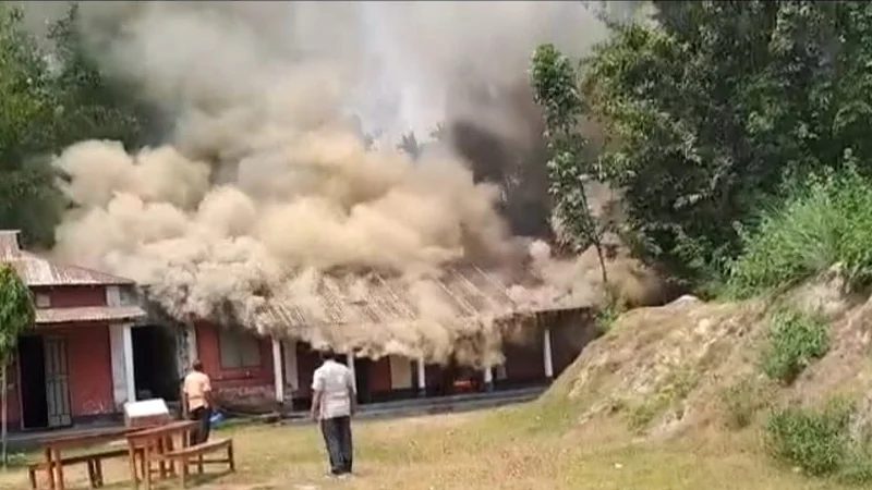 ক্লাস চলাকালীন হঠাৎ বিদ্যালয়ে আগুন,দুই শ্রেণিকক্ষ পুড়ে ছাই