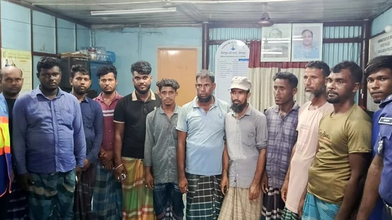 মেঘনায় বাল্কহেডে অভিযান, গ্রেপ্তার ২২