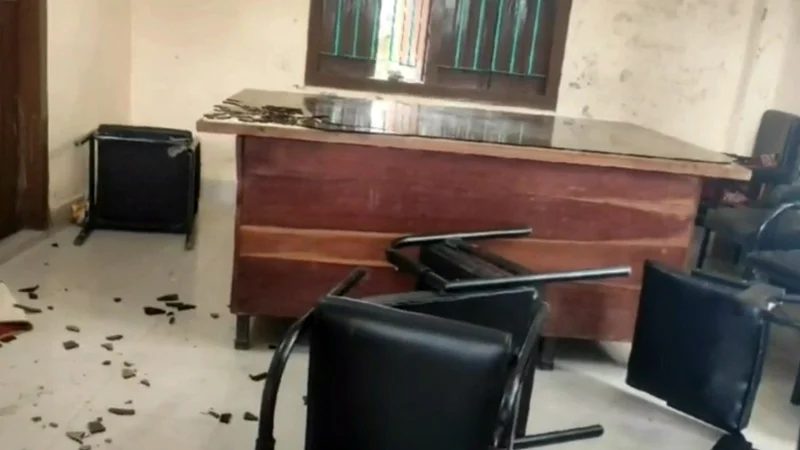 নাটোরে ইউপি চেয়ারম্যানকে মারধর ,কার্যালয় ভাঙচুর