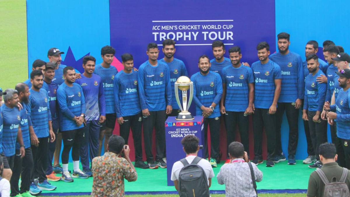 বিশ্বকাপ ট্রফি এখন মিরপুরে, ছবি তুললেন মুশফিকরা