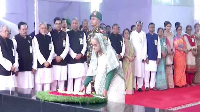 আ.লীগের প্রতিষ্ঠাবার্ষিকীতে বঙ্গবন্ধুর প্রতিকৃতিতে প্রধানমন্ত্রীর শ্রদ্ধা