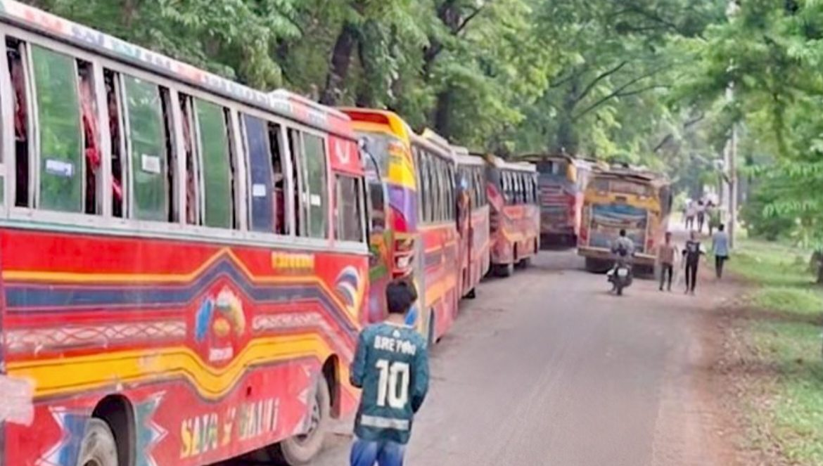 শিক্ষার্থীকে ধাক্কা,জাবিতে রাজধানী পরিবহনের ৯ বাস আটক