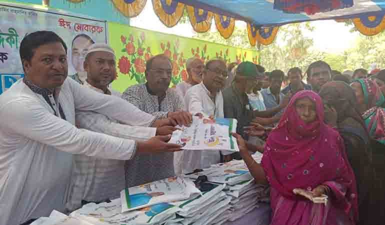 ঝিনাইদহে নারীদের মাঝে ঈদ উপহার বিতরণ