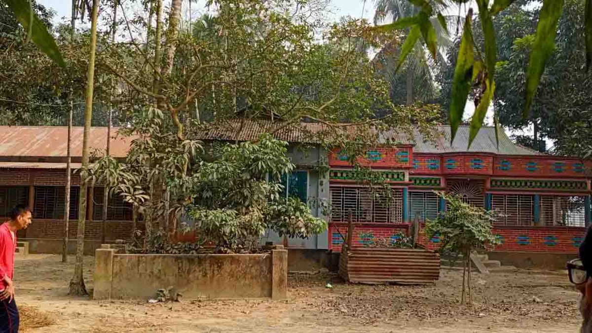 ভূমিহীন সেজে বন্দোবস্ত নিয়ে বাড়ি দখলের চেষ্টা, মামলা দিয়ে হয়রানি