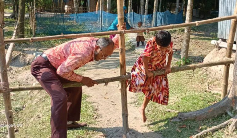 চলাচলের রাস্তা বন্ধ করায় বিপাকে শিক্ষক পরিবার