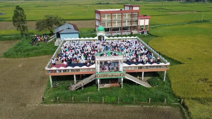 চলনবিলের দ্বিতল ঈদগাহে ঈদের জামাত অনুষ্ঠিত