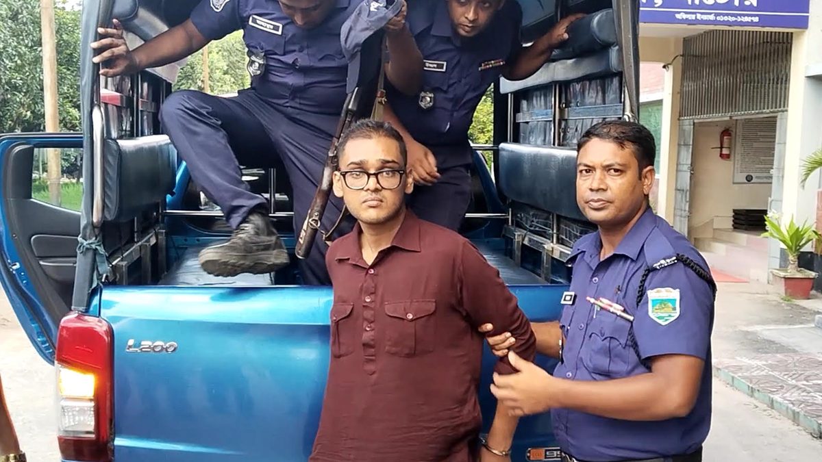 মঞ্চ থেকে নামার সময় মন্ত্রীর সঙ্গে ধাক্কা, পিস্তলসহ যুবক আটক