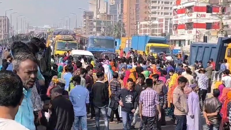 ঢাকা-টাঙ্গাইল মহাসড়ক অবরোধ করে শ্রমিকদের বিক্ষোভ