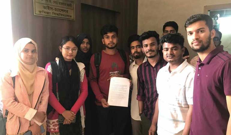 কুবিতে ঢাকা অভিমুখী বাস চালুর দাবিতে উপাচার্য বরাবর স্মারকলিপি প্রদান