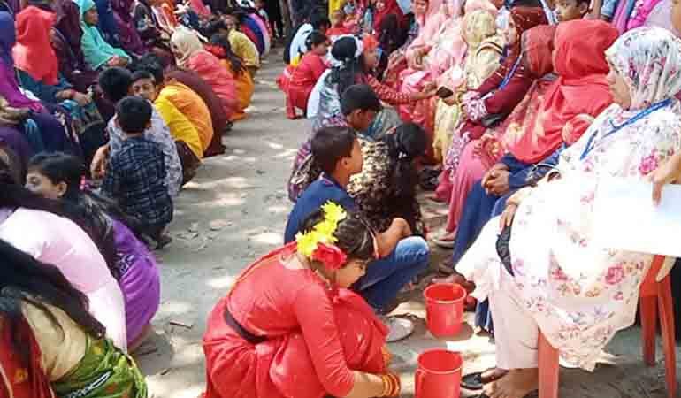 মায়ের পা ধুয়ে সম্মান জানাল শিক্ষার্থীরা