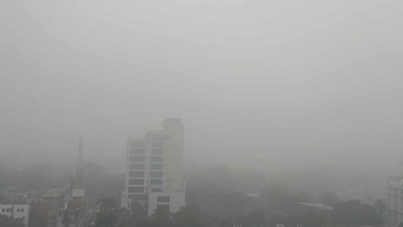 কুয়াশায় ছেয়ে গেছে সকালের ঢাকা,
