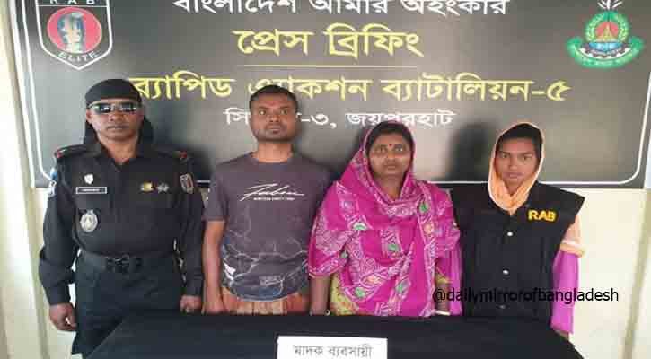 নওগাঁয় মাদকসহ আটক ৪