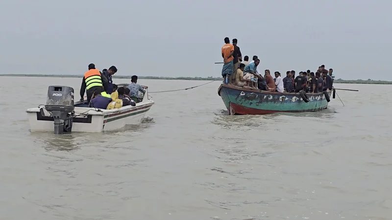 মেঘনায় বরযাত্রীর ট্রলার ডুবে নিহত ২, বরসহ নিখোঁজ ৩