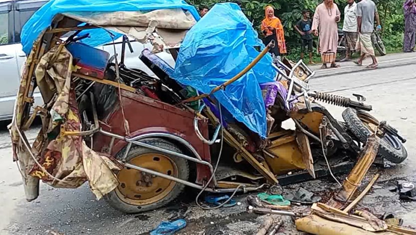 দিনাজপুরে ট্রাক-ইজিবাইক সংঘর্ষে নিহত ২