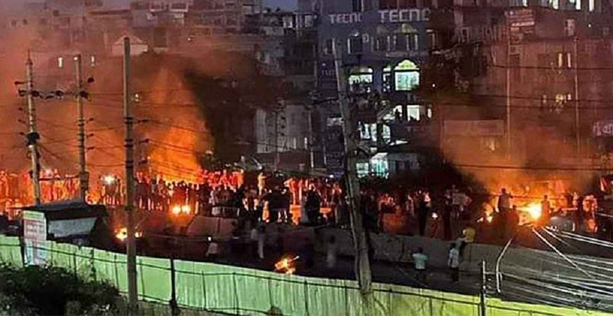 যাত্রাবাড়ীতে আন্দোলনকারীদের সঙ্গে পুলিশের সংঘর্ষ,টোলপ্লাজায় আগুন
