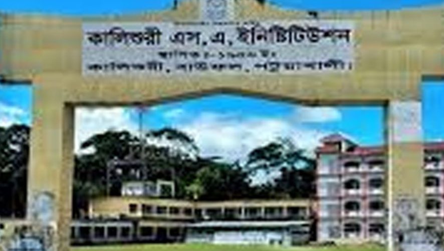 মেয়েকে কেন্দ্রে নেওয়ার পথে বাবার মৃত্যু, পরীক্ষার হলে মেয়ে
