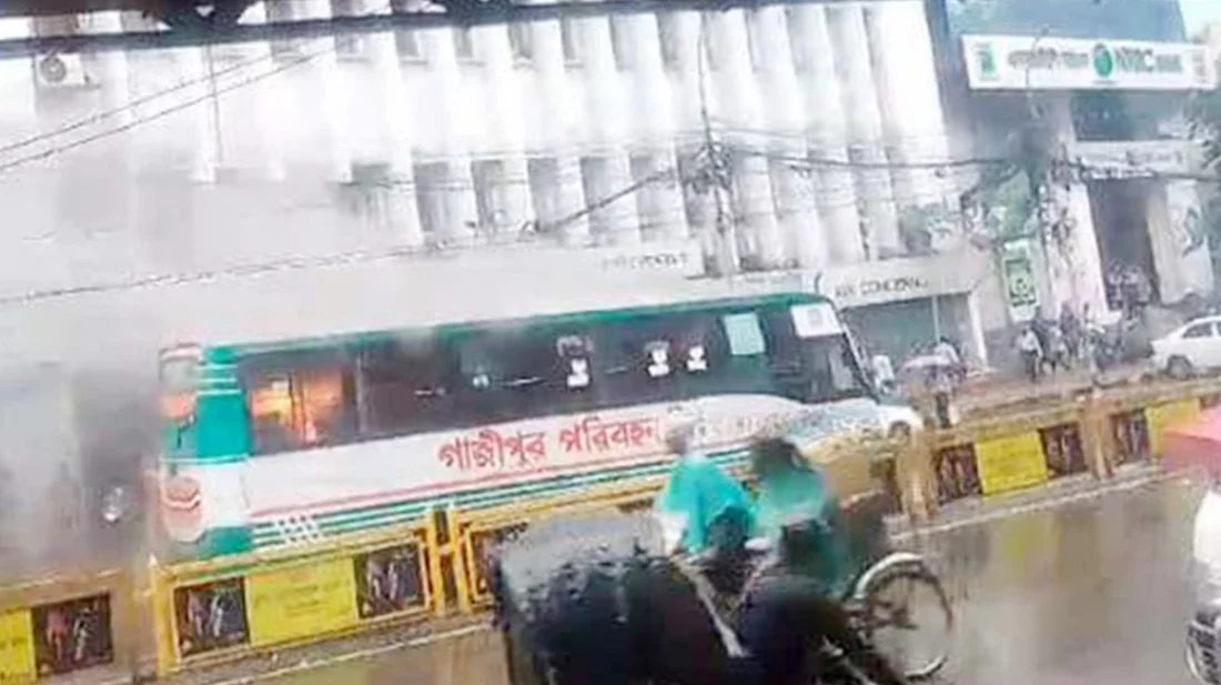 মতিঝিলে গাজীপুর পরিবহনে আগুন