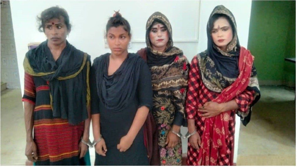 রাজধানীতে বাস কাউন্টারে চাঁদাবাজি, ৪ হিজরা আটক