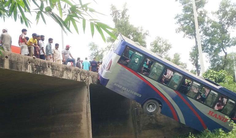 বাস ছিটকে ব্রিজের নিচে,আহত ১৪