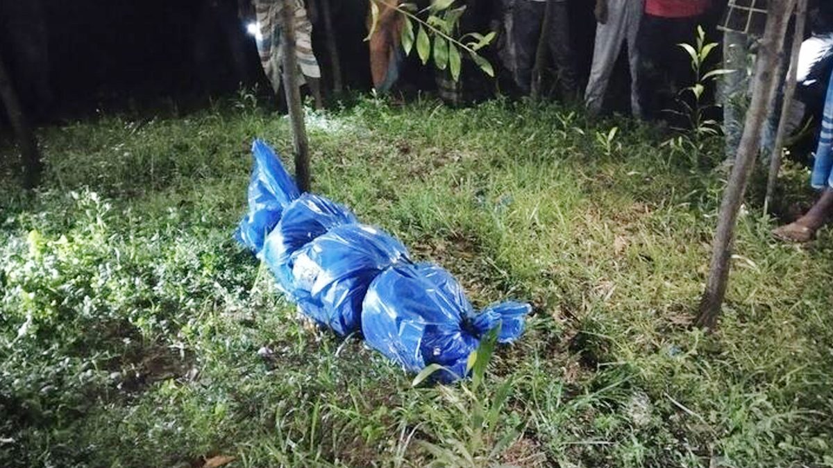 জঙ্গলে লাশের গুঞ্জন, পলিথিন খুলতেই যা বের হলো