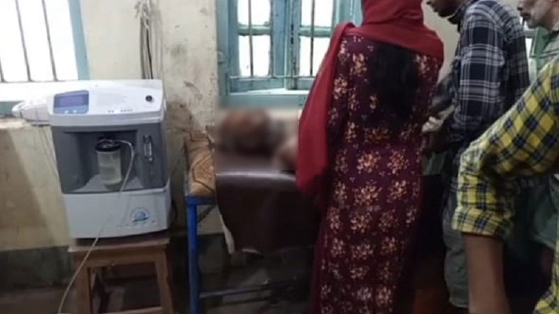ছেলের কিল-ঘুষিতে বাবার মৃত্যু, হাসপাতালে মা