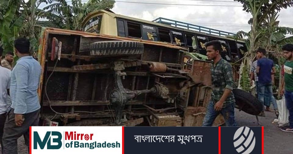 বাস-ট্রলির সংঘর্ষে প্রাণ হারালেন চালকসহ তিনজন