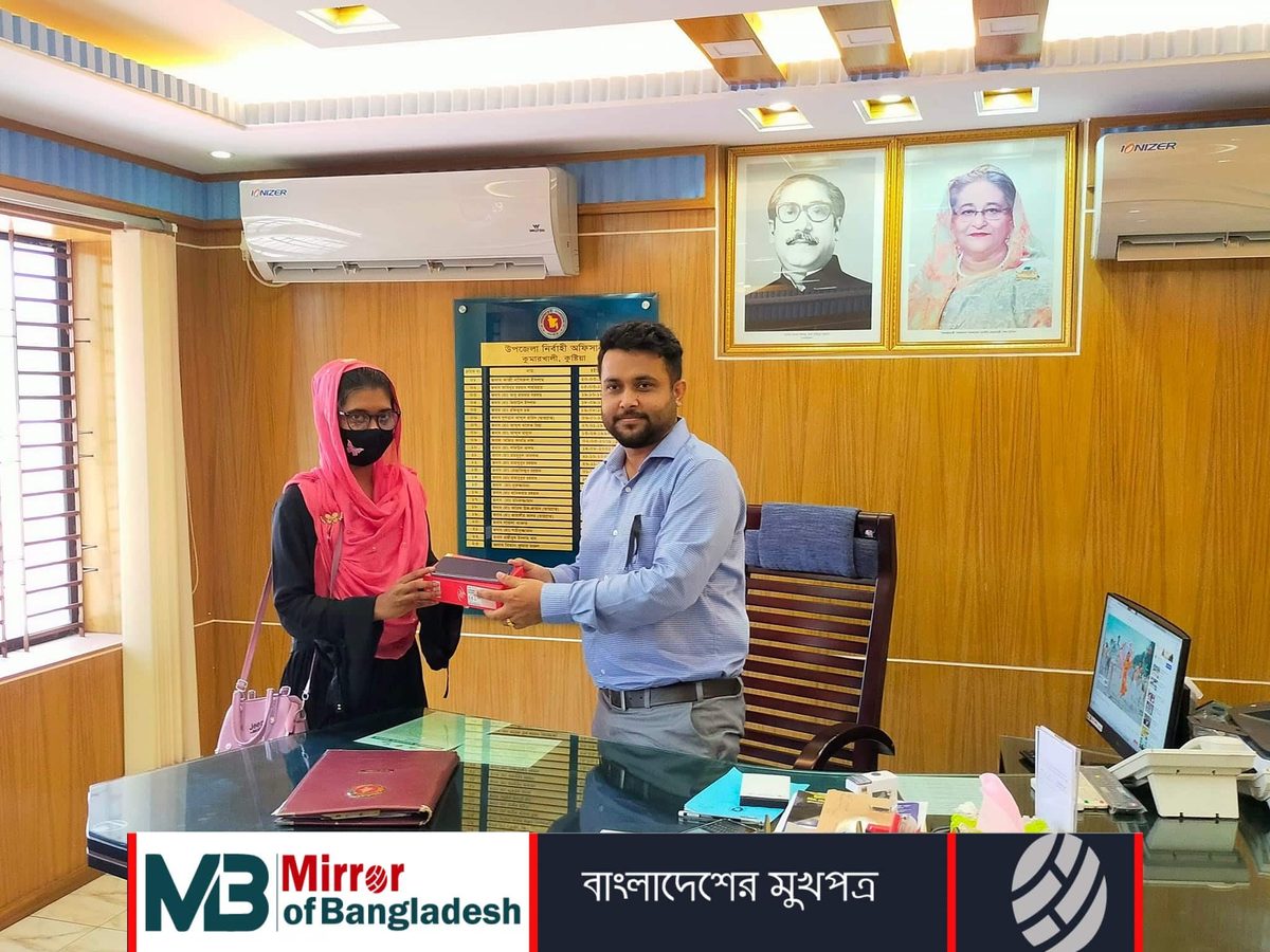 ইবি ছাত্রীকে স্মার্টফোন উপহার দিলেন মানবিক ইউএনও বিতান কুমার মন্ডল