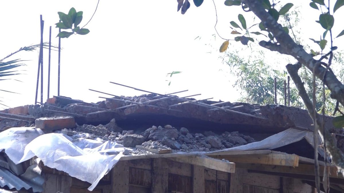 খোকসায় পুলিশের উপস্থিতিতে নির্মাণাধীন স্থাপনা ভাংচুর