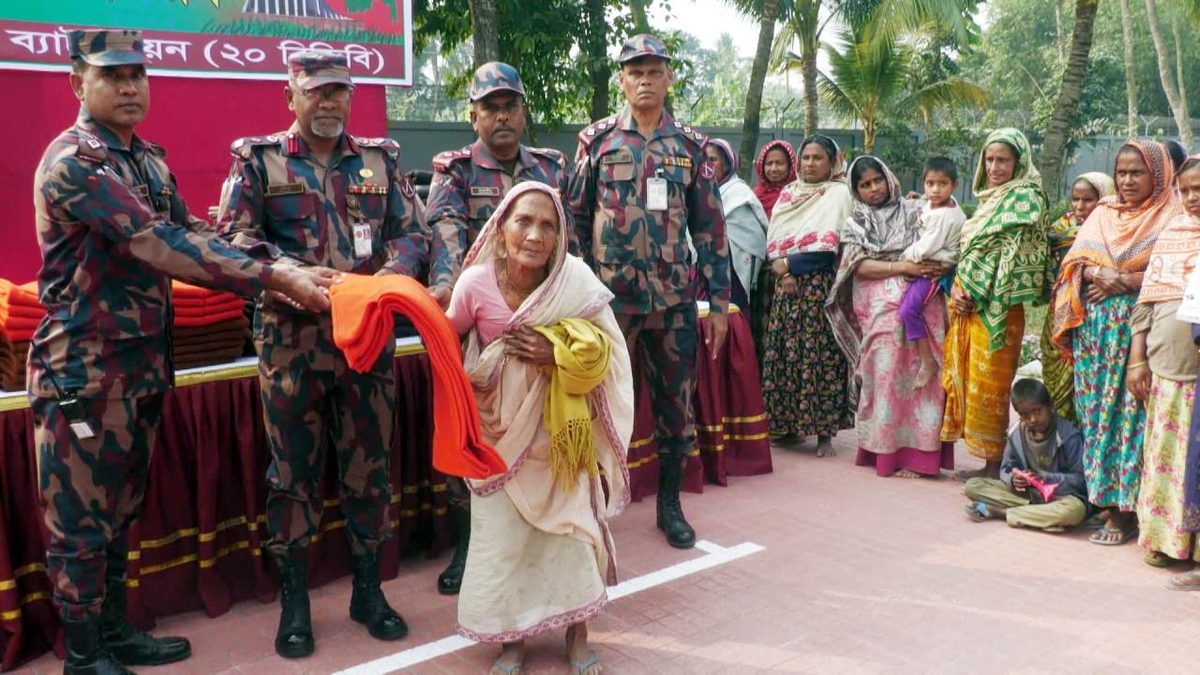 জয়পুরহাটে বিজিবি’র শীতবস্ত্র বিতরণ