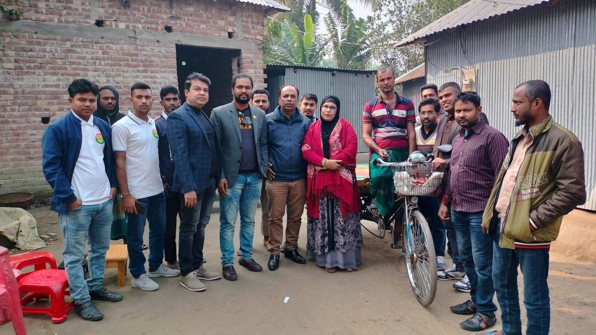 অসহায় ভ্যান চালকের পাশে দাঁড়ালো নিঃস্বার্থ সেবা ফাউন্ডেশন