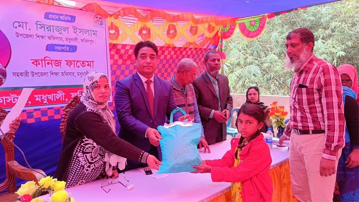 ফরিদপুরে দরিদ্র ও মেধাবী শিক্ষার্থীরা পেল স্কুল ড্রেস