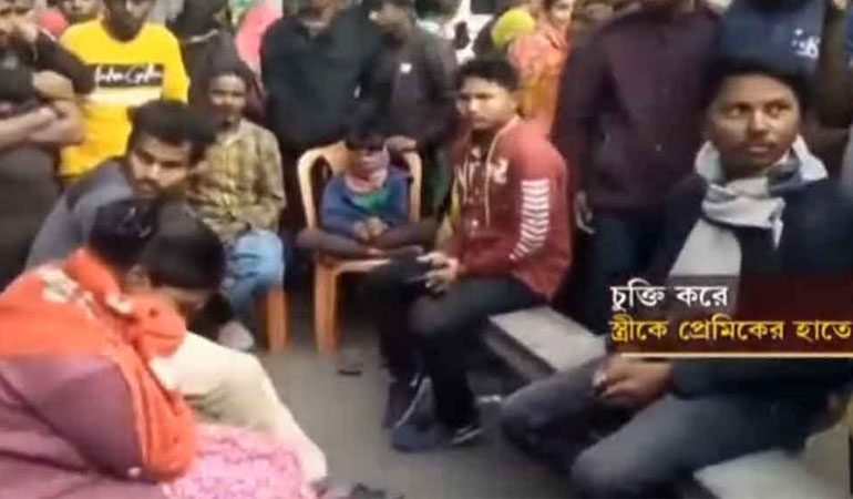 চুক্তিপত্রে সই করে নিজের স্ত্রীকে প্রেমিকের হাতে তুলে দিলেন স্বামী