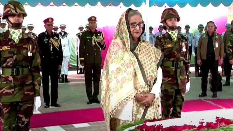 টুঙ্গিপাড়ায় বঙ্গবন্ধুর সমাধিতে প্রধানমন্ত্রীর শ্রদ্ধা