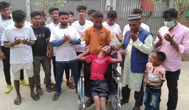কুষ্টিয়াতে আর্ন এন্ড লিভের উদ্যোগে হুইল চেয়ার বিতরণ