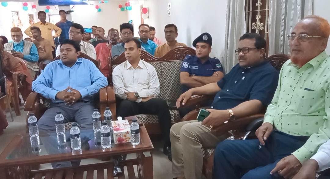 খোকসায় ভূমিহীন ও গৃহহীনদের মাঝে ঘরের চাবি হস্তান্তর