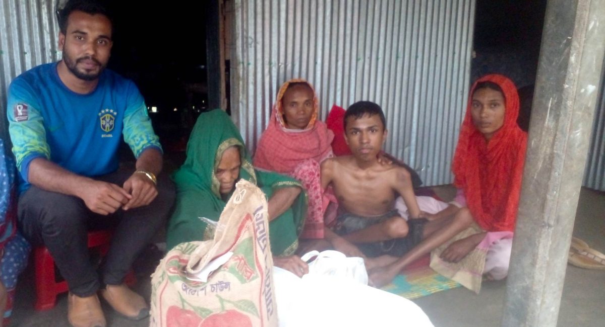 খোকসায় আর্ন এন্ড লিভের উদ্যোগে প্রতিবন্ধী পরিবারের মাঝে খাদ্য সহায়তা প্রদান